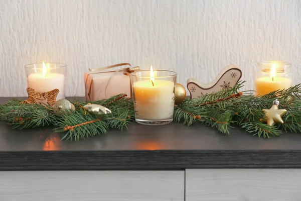 Όμορφα κεριά, χριστουγεννιάτικη διακόσμηση και έλατα κλαδιά στο τραπέζι — Φωτογραφία Αρχείου