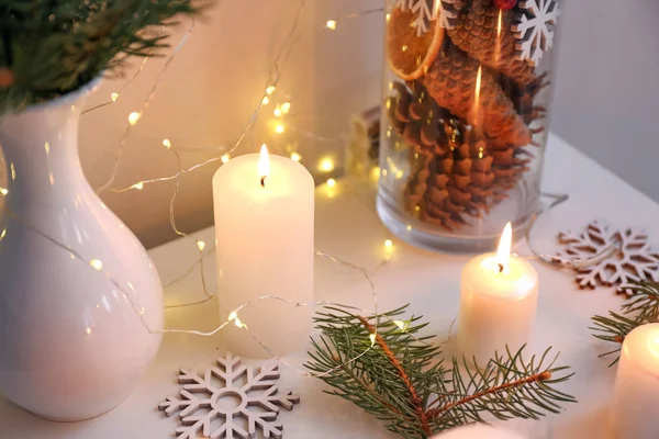 Belas velas acesas e decoração de Natal na mesa — Fotografia de Stock