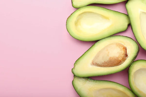 Rijp gesneden avocado 's op kleur achtergrond — Stockfoto