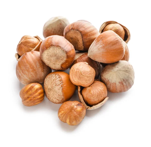 Chutné lískové ořechy na bílém pozadí — Stock fotografie