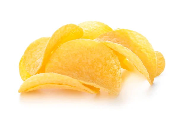 Chipsuri gustoase de cartofi pe fundal alb — Fotografie, imagine de stoc