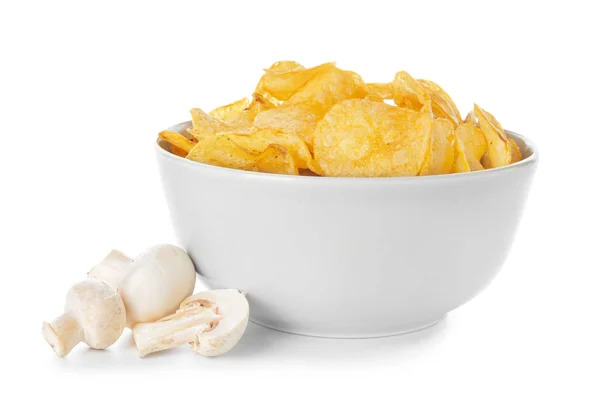 Tigela com saborosas batatas fritas e cogumelos no fundo branco — Fotografia de Stock