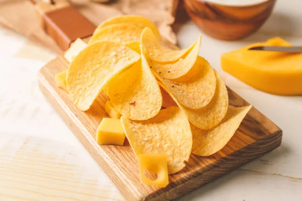 Leckere Kartoffelchips mit Käse auf dem Tisch — Stockfoto
