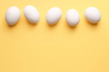 Renkli arkaplanda taze çiğ yumurta