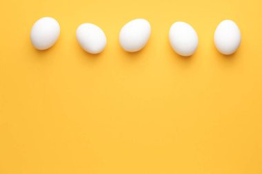 Renkli arkaplanda taze çiğ yumurta