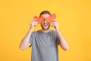 Renkli geçmişi olan yakışıklı bir adam. Sevgililer Günü kutlaması