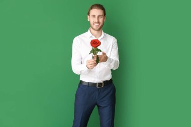 Renkli arka planda çiçek olan yakışıklı bir adam. Sevgililer Günü kutlaması