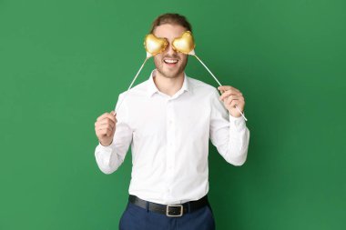 Renkli geçmişi olan yakışıklı bir adam. Sevgililer Günü kutlaması