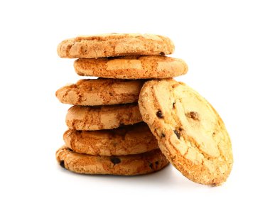 Beyaz arka planda çikolata parçalı lezzetli kurabiyeler