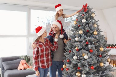 mutlu aile evde Noel arifesinde