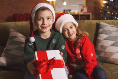 Evde Noel hediyesi olan küçük çocuklar.