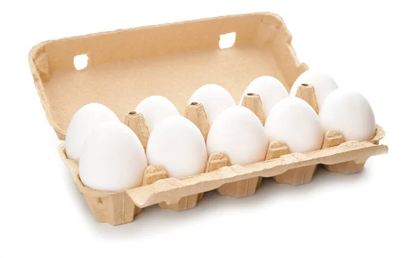Doos met verse rauwe eieren op witte achtergrond — Stockfoto