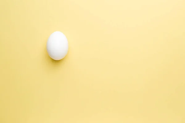 Huevo crudo fresco sobre fondo de color — Foto de Stock