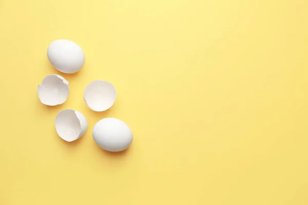 Uova fresche crude su sfondo di colore — Foto Stock
