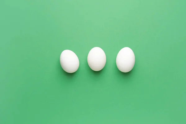 Huevos frescos crudos sobre fondo de color —  Fotos de Stock