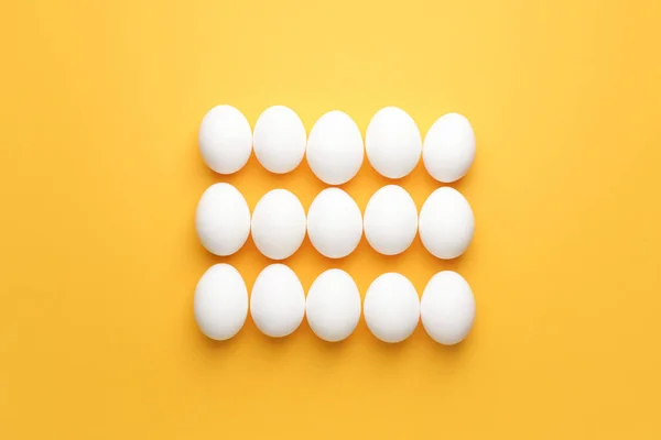Huevos frescos crudos sobre fondo de color — Foto de Stock