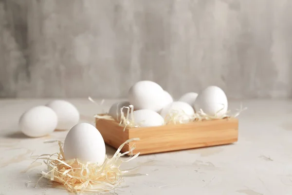 Kartong med färska råa ägg på bordet — Stockfoto