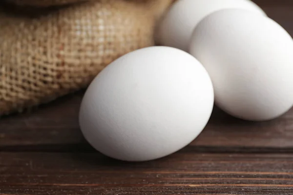 Verse rauwe eieren op tafel, close-up — Stockfoto