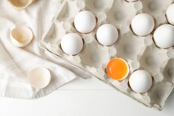 Caja con huevos crudos frescos en la mesa — Foto de Stock