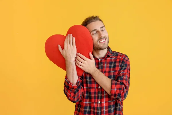 Поручний чоловік з червоним серцем на кольоровому фоні. День святого Валентина. — стокове фото