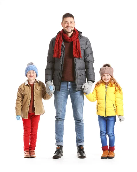 Familia feliz en ropa de invierno sobre fondo blanco — Foto de Stock