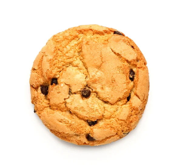 Biscoito saboroso com chips de chocolate no fundo branco — Fotografia de Stock
