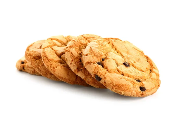 Leckere Kekse mit Schokoladenstücken auf weißem Hintergrund — Stockfoto