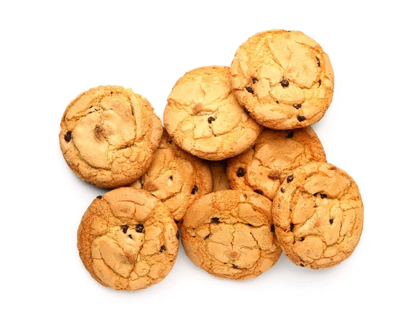Biscoitos saborosos com chips de chocolate no fundo branco — Fotografia de Stock