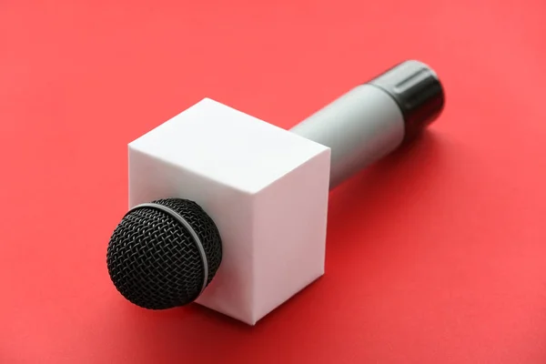 Micrófono de periodista sobre fondo de color — Foto de Stock