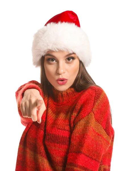 Mulher bonita em chapéu de Santa apontando para o espectador contra fundo branco — Fotografia de Stock