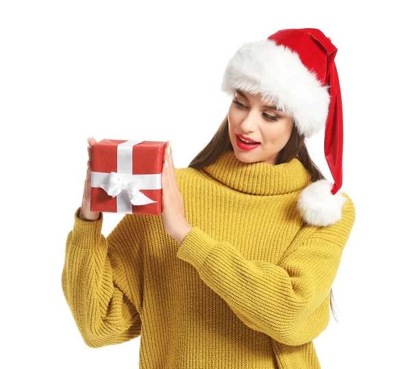 Bella giovane donna in cappello Babbo Natale e con regalo di Natale su sfondo bianco — Foto Stock