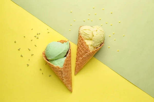 Сладкое вкусное мороженое на цветном фоне — стоковое фото