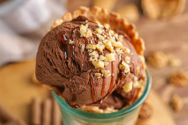 テーブルの上のガラスの甘いおいしいチョコレートアイスクリーム、クローズアップ — ストック写真