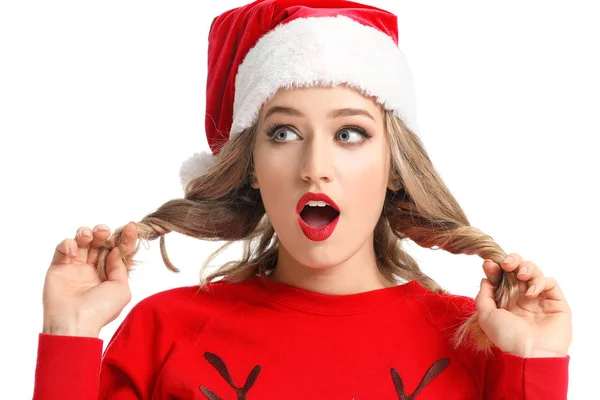 Surprise jeune femme dans le chapeau du Père Noël et des vêtements de Noël sur fond blanc — Photo