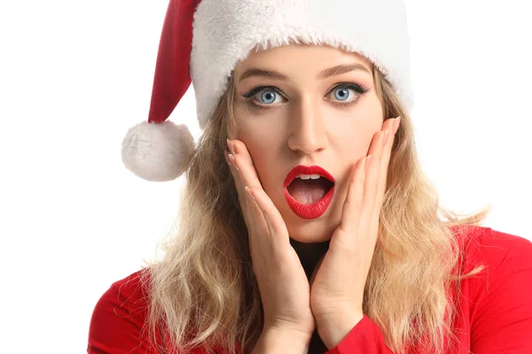 Sorpresa giovane donna in cappello Babbo Natale su sfondo bianco — Foto Stock