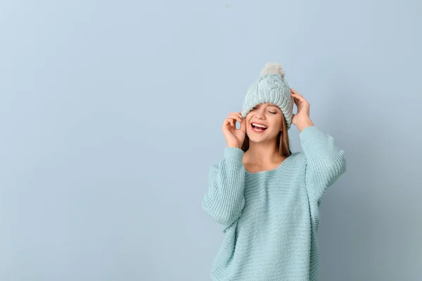 Vacker kvinna i vinter kläder på färg bakgrund — Stockfoto