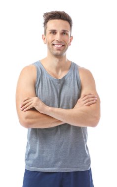 Beyaz arka plan üzerinde sportif genç adam