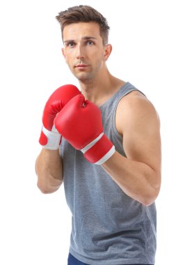 Beyaz arka planda sportif erkek boksör