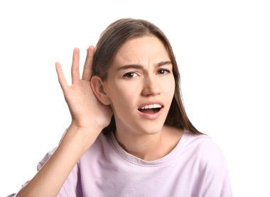 Beyaz arka plan üzerinde işitme sorunu olan kadın