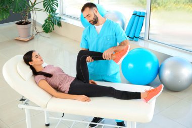 Rehabilitasyon merkezinde kadın hastalarla çalışan fizyoterapist.