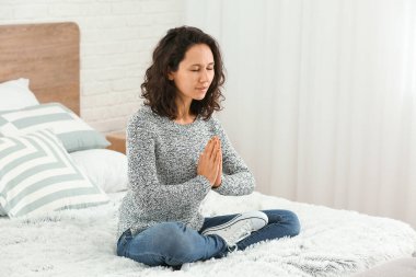 Güzel kadın yatak odasında meditasyon