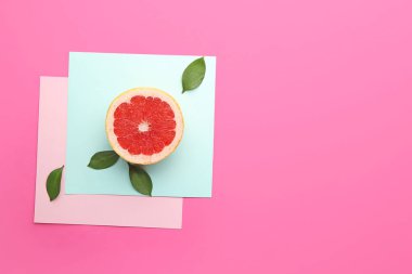 Renkli arkaplanda taze kesilmiş greyfurt