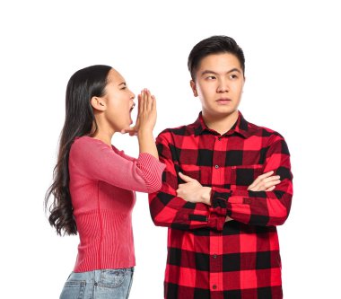 Beyaz arka planda tartışan Asyalı çift