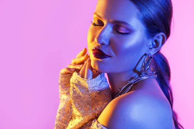 Renkli arka planda zarif genç bir kadının tonlu portresi