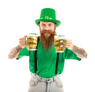 Beyaz arka planda bira bardakları olan sakallı bir adam. Aziz Patrick Günü kutlaması