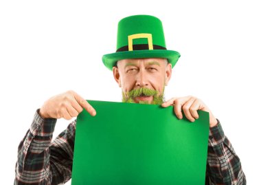 Beyaz arka planda boş posteri olan komik, olgun bir adam. Aziz Patrick Günü kutlaması