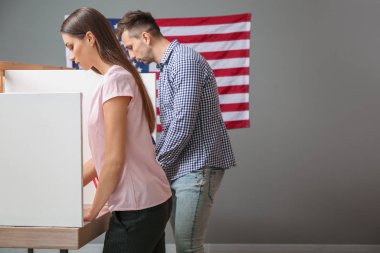 Usa 'daki sandık merkezinde oy kullanan insanlar