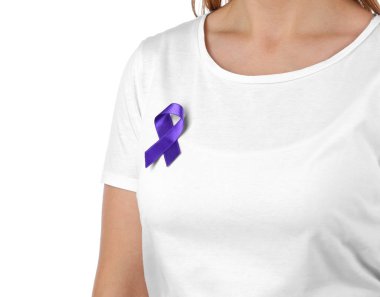 Beyaz arka planda Dünya Kanser Günü sembolü olarak mor kurdeleli kadın