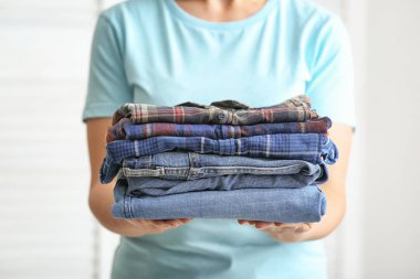 Temiz elbiseli bir kadın, yakın plan.