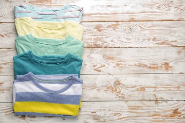 Masada temiz bebek kıyafetleri var.